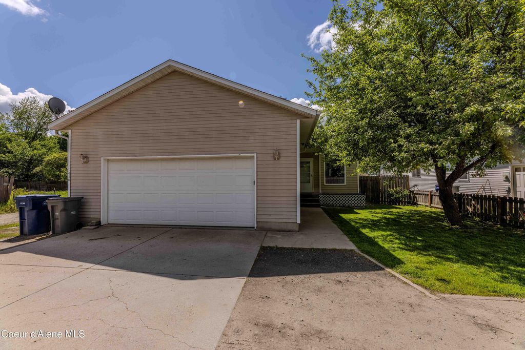 Photo of 418 Division Ave, Sandpoint, ID 83864 (MLS # 26-5113)