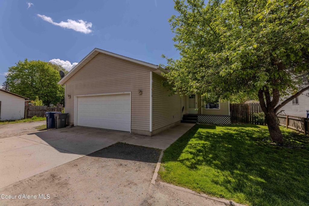 Photo of 418 Division Ave, Sandpoint, ID 83864 (MLS # 26-5113)