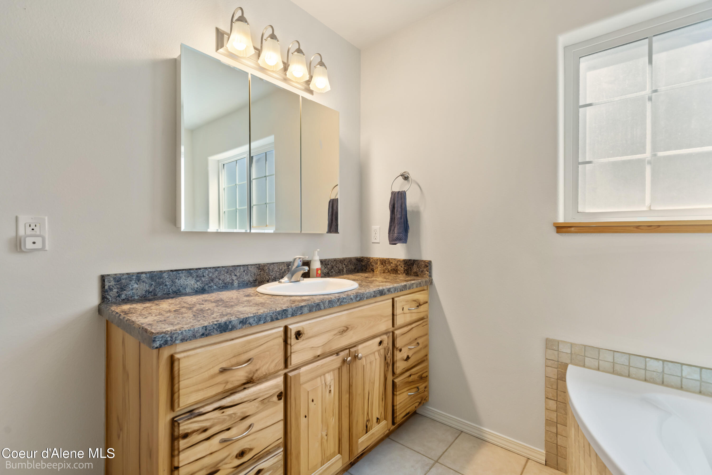 Moyie Springs, Idaho 83845, United States, 5 Bedrooms Bedrooms, ,3 BathroomsBathrooms,Residential,Pending,49904