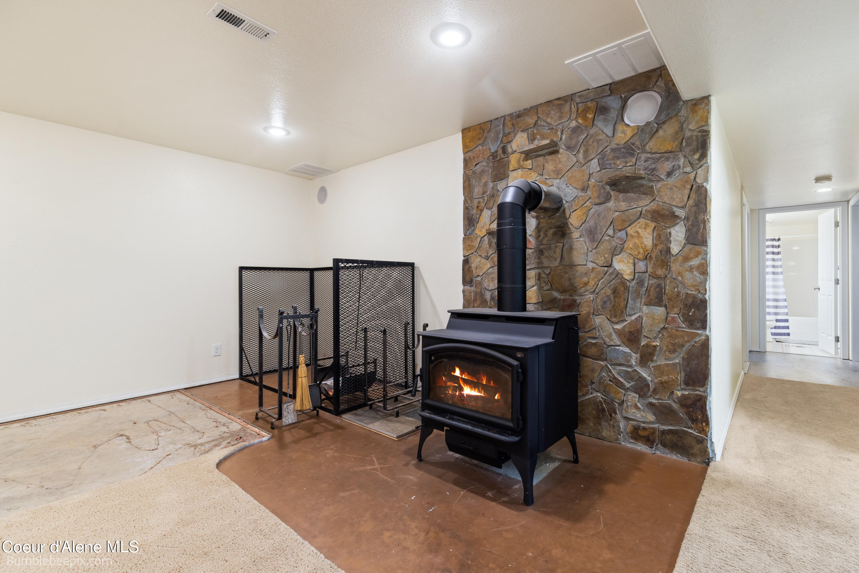 Moyie Springs, Idaho 83845, United States, 5 Bedrooms Bedrooms, ,3 BathroomsBathrooms,Residential,Pending,49904