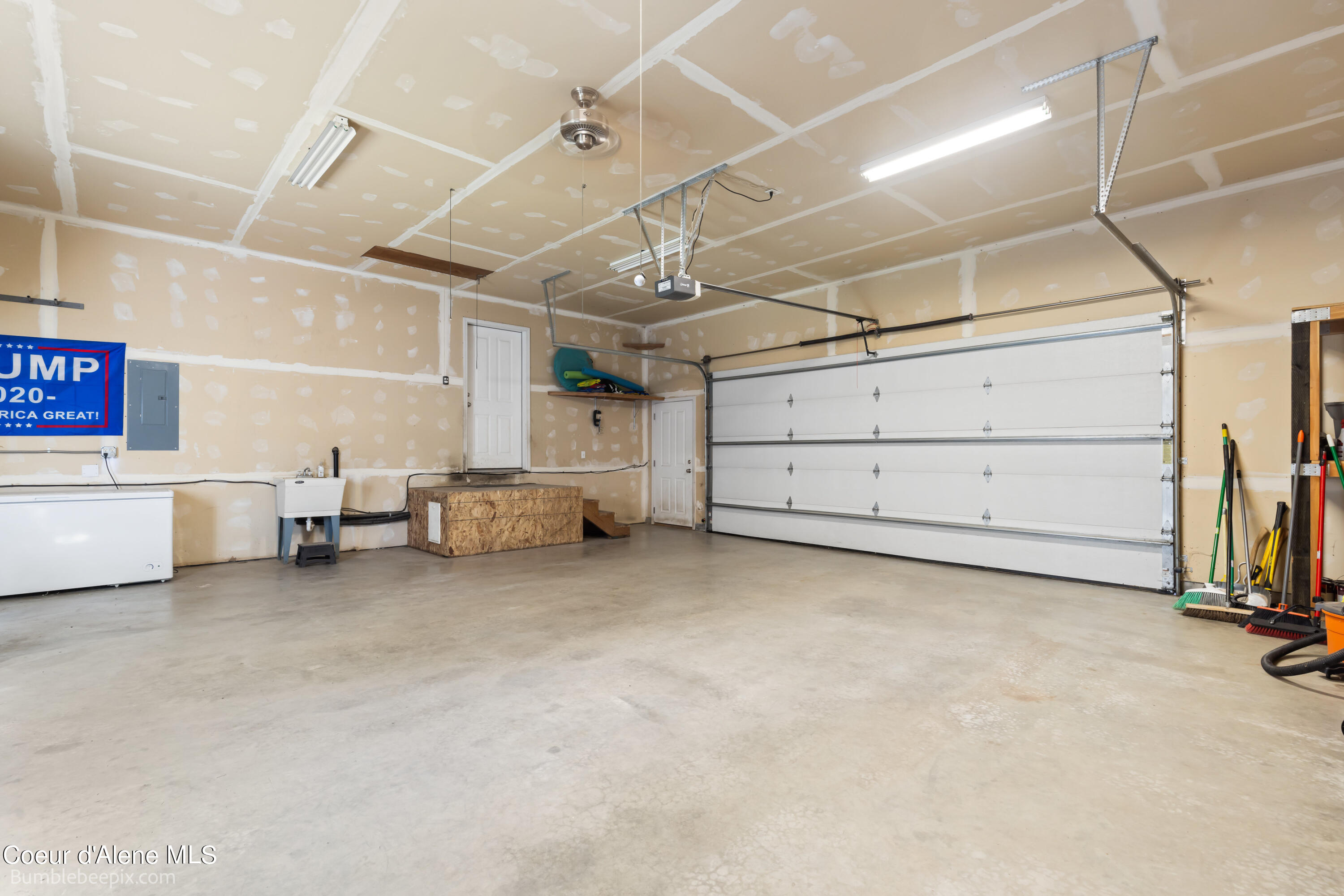 Moyie Springs, Idaho 83845, United States, 5 Bedrooms Bedrooms, ,3 BathroomsBathrooms,Residential,Pending,49904