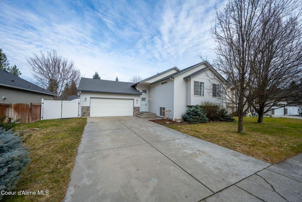 Photo of 1201 Edgewood Cir, Coeur dAlene, ID 83815 (MLS # 26-1100)