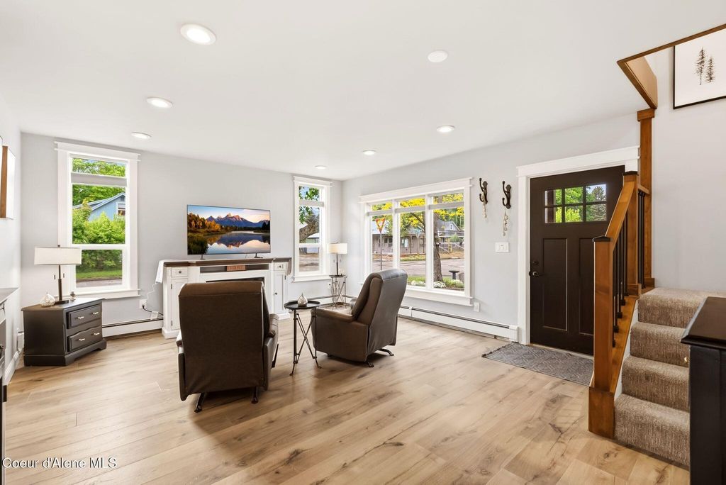 Photo of 821 Poplar St, Sandpoint, ID 83864 (MLS # 26-5101)
