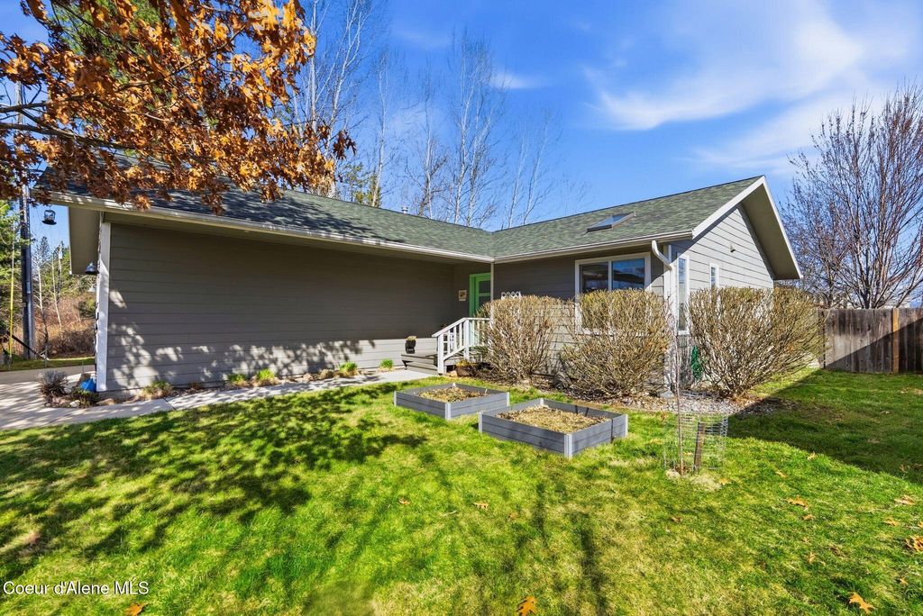 Photo of 1610 Hemlock Ct, Sandpoint, ID 83864 (MLS # 26-2996)