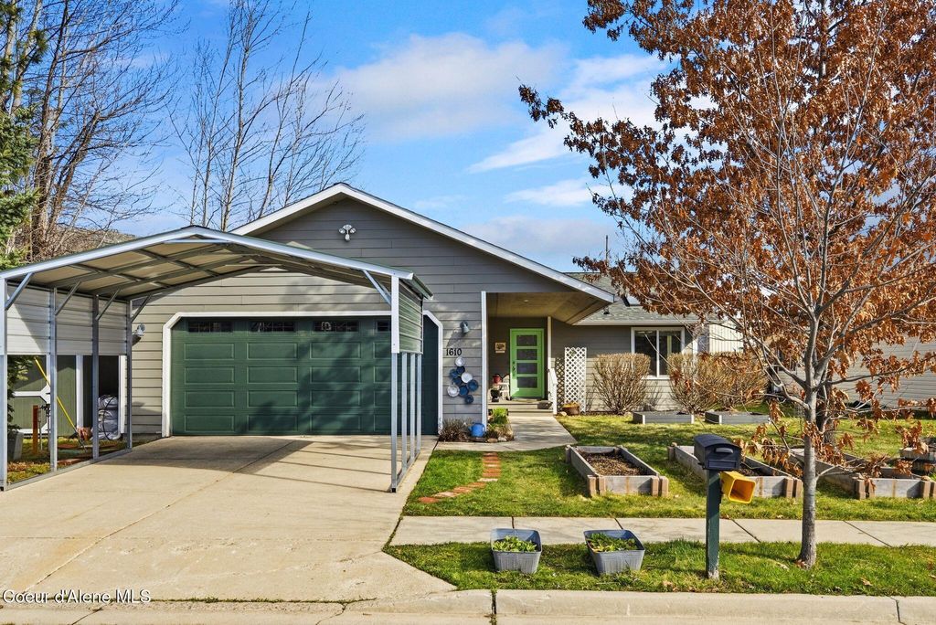 Photo of 1610 Hemlock Ct, Sandpoint, ID 83864 (MLS # 26-2996)