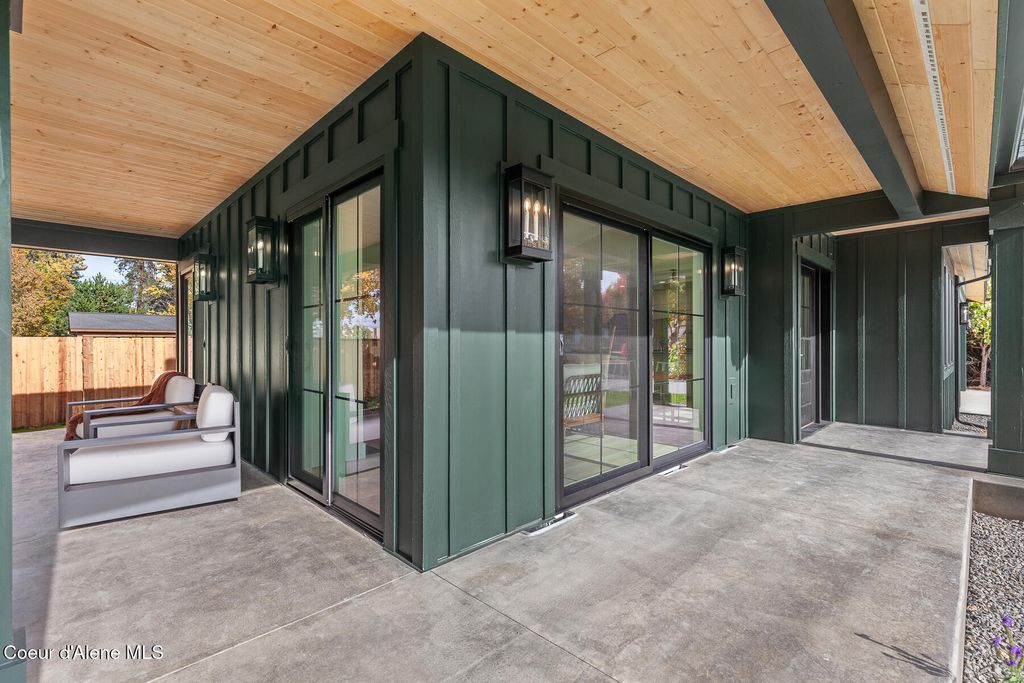 Photo of 721 Garden Ave, Coeur dAlene, ID 83814 (MLS # 25-10562)
