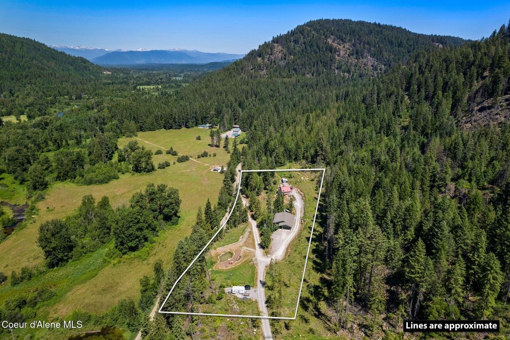 Photo of 723 Trout Crk Crk, Sandpoint, ID 83864 (MLS # 25-6011)