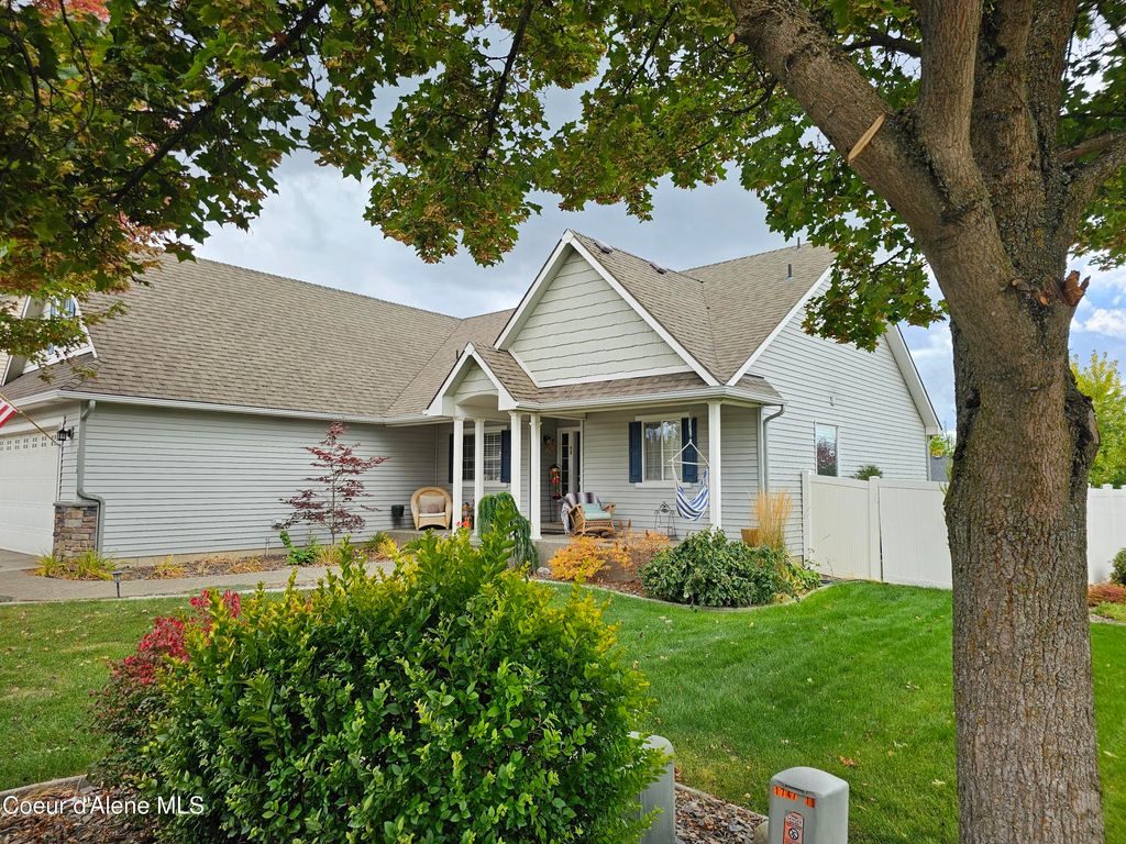 Photo of 1280 Palouse Dr, Post Falls, ID 83854 (MLS # 25-10387)