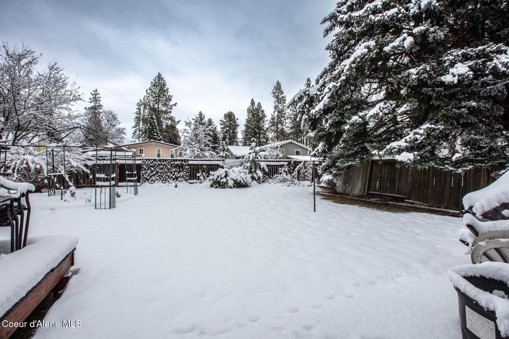 Photo of 1718 Larch St, Sandpoint, ID 83864 (MLS # 26-327)