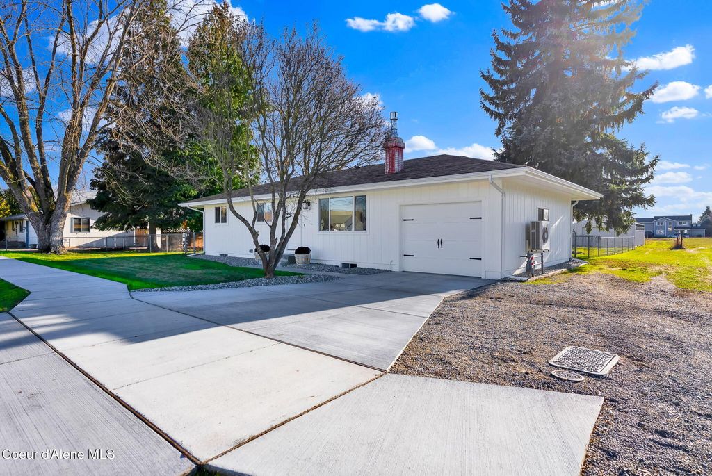 Photo of 1810 Honeysuckle Ave, Hayden, ID 83835 (MLS # 26-5303)