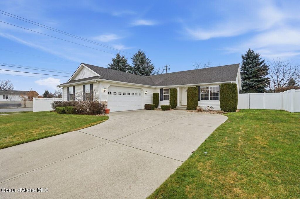 Photo of 1628 Cardinal Ave, Hayden, ID 83835 (MLS # 26-1177)