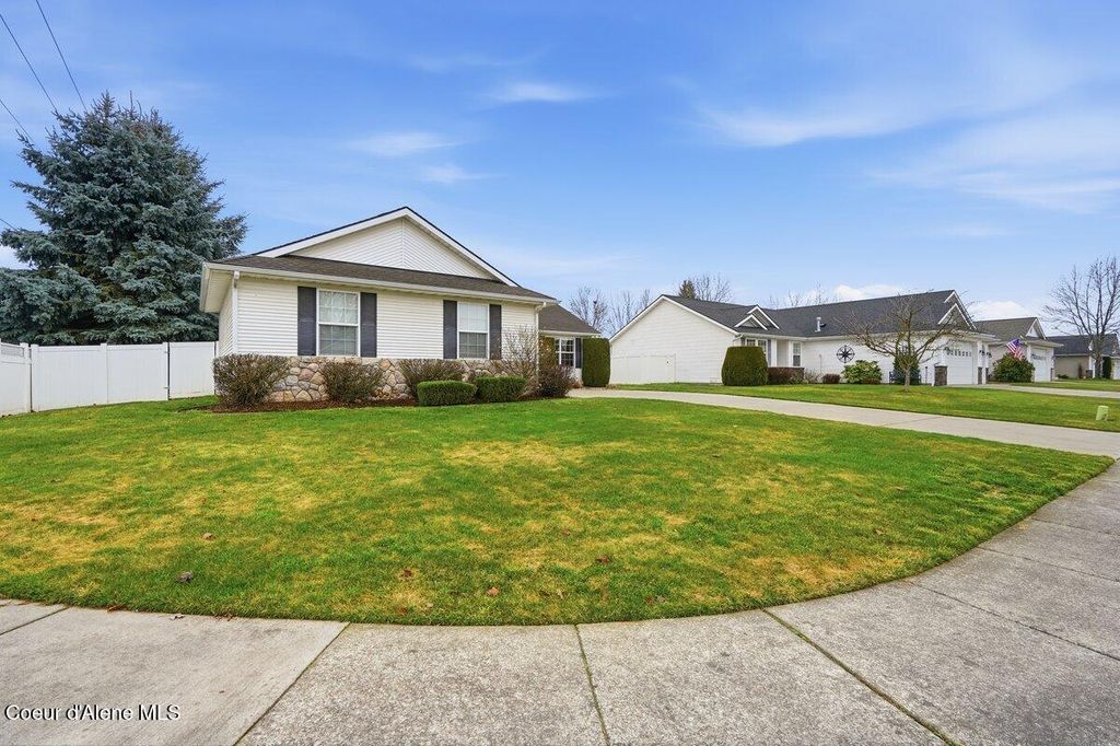 Photo of 1628 Cardinal Ave, Hayden, ID 83835 (MLS # 26-1177)