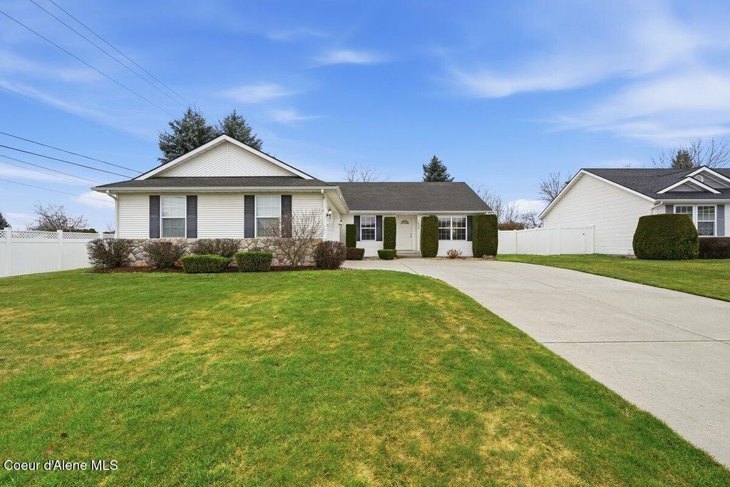 Photo of 1628 Cardinal Ave, Hayden, ID 83835 (MLS # 26-1177)