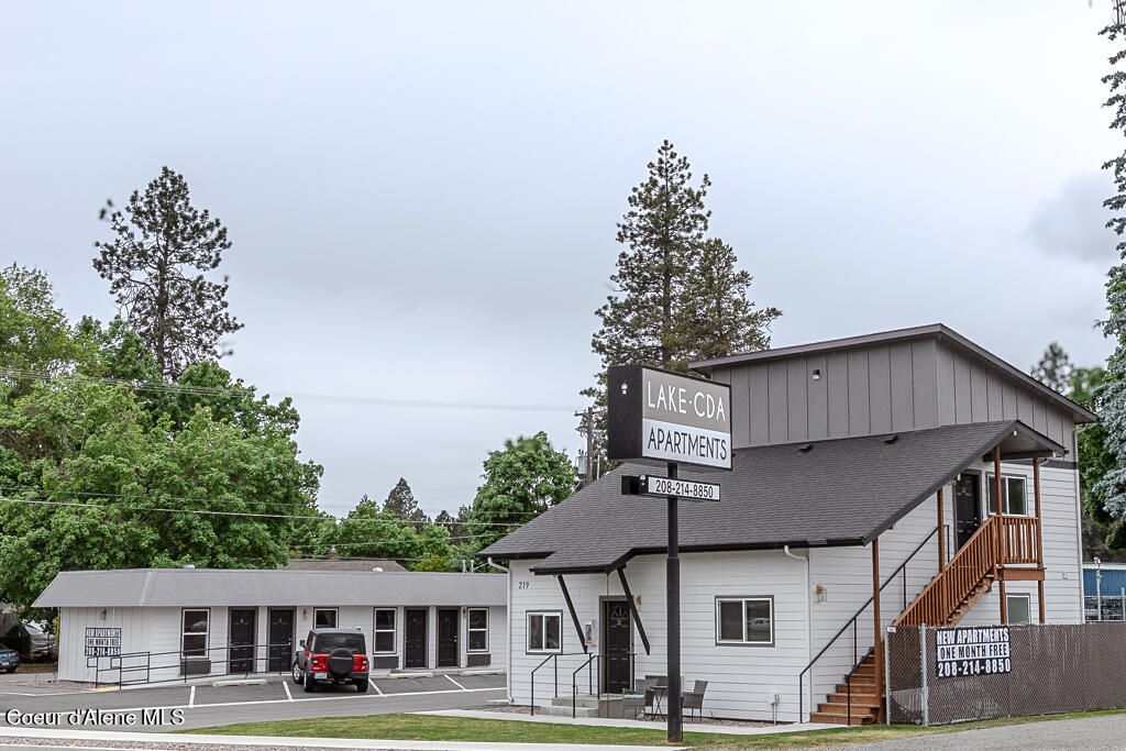 Photo of 219 Coeur d&#39;Alene Lake Dr, Coeur dAlene, ID 83814 (MLS # 25-9246)