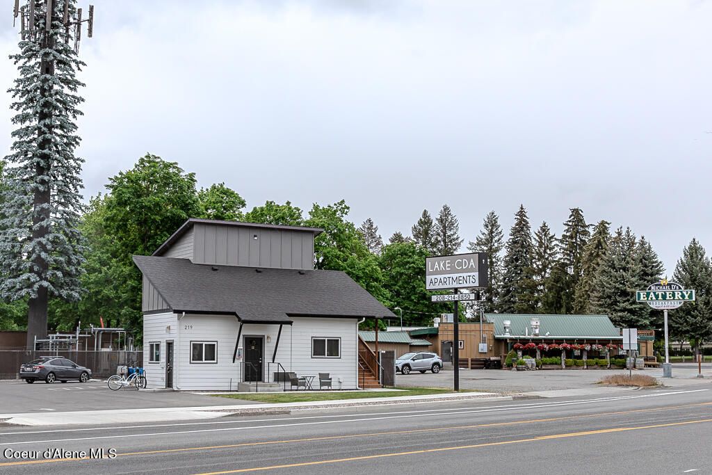 Photo of 219 Coeur d&#39;Alene Lake Dr, Coeur dAlene, ID 83814 (MLS # 25-9246)