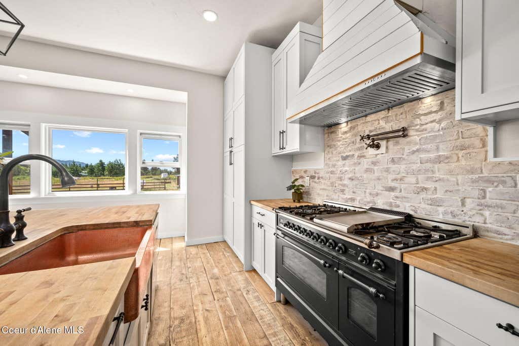 Photo of 637 Cascade LN, Naples, ID 83847 (MLS # 26-7371)