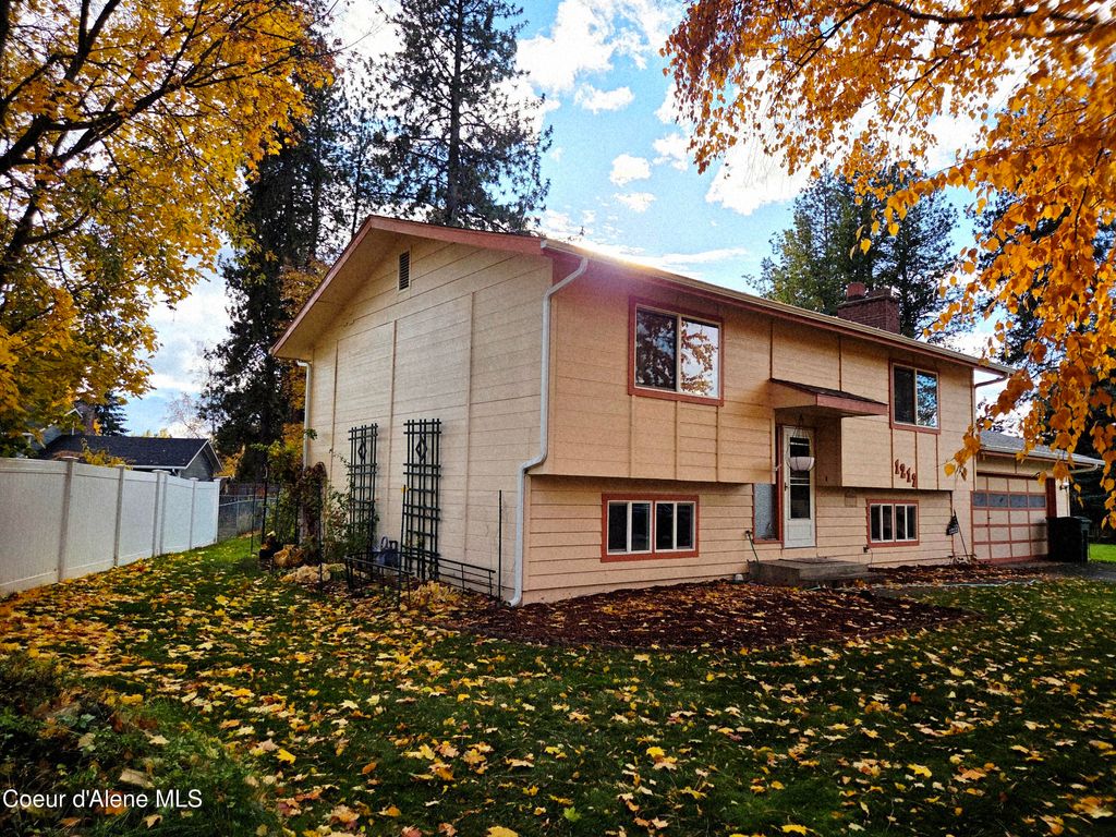 Photo of 1212 Fernwood Ct, Coeur dAlene, ID 83815 (MLS # 25-10450)