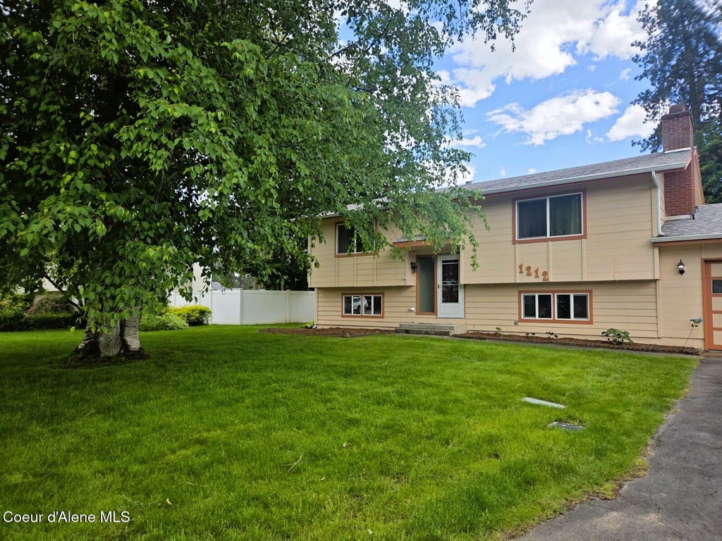 Photo of 1212 Fernwood Ct, Coeur dAlene, ID 83815 (MLS # 25-10450)