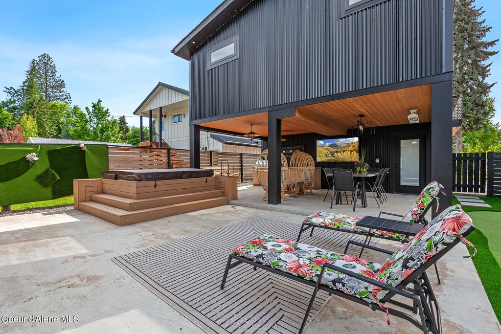 Photo of 301 17TH St, Coeur dAlene, ID 83814 (MLS # 26-2045)