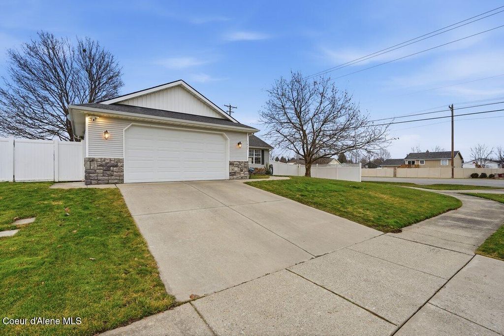 Photo of 1627 Cardinal Ave, Hayden, ID 83835 (MLS # 26-1178)