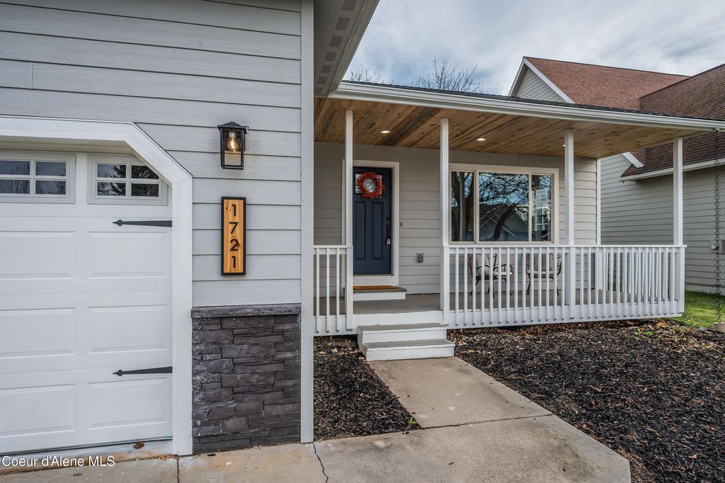 Photo of 1721 Northshore Dr, Sandpoint, ID 83864 (MLS # 25-11229)