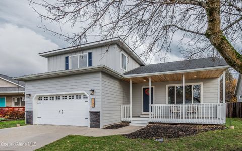 Photo of 1721 Northshore Dr, Sandpoint, ID 83864 (MLS # 25-11229)