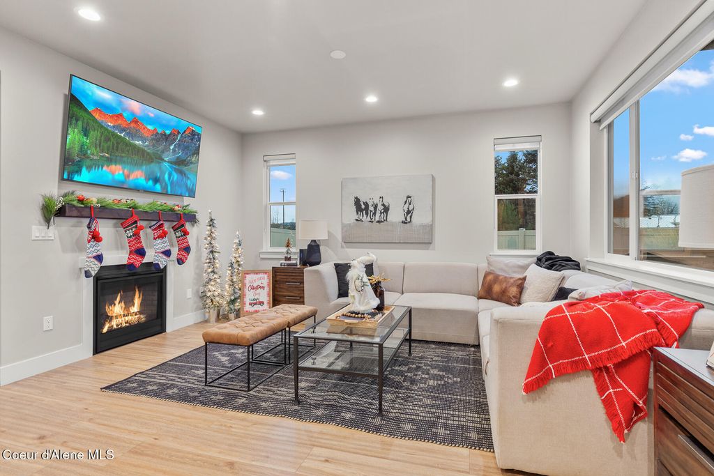 Photo of 610 MOSCOW St, Sandpoint, ID 83864 (MLS # 26-199)