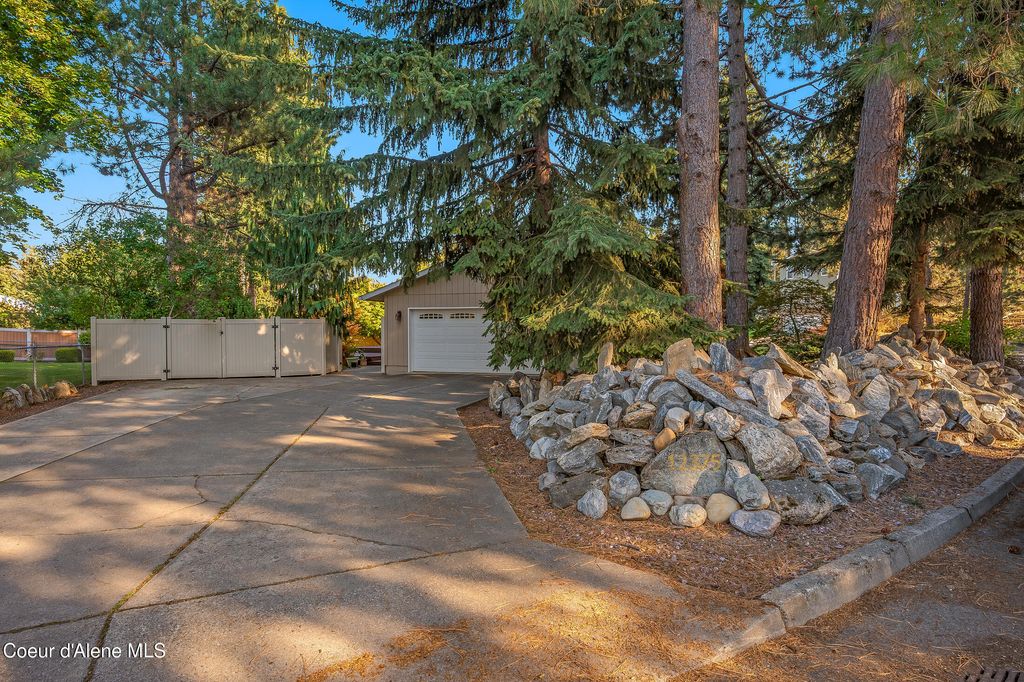 Photo of 12375 PARKVIEW Dr, Post Falls, ID 83854 (MLS # 25-9780)