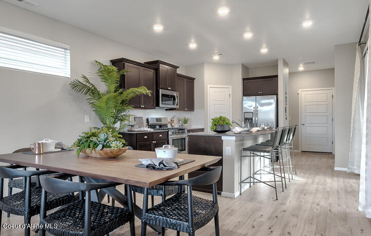 Hayden, Idaho 83835, United States, 3 Bedrooms Bedrooms, ,3 BathroomsBathrooms,Residential,Pending,51599