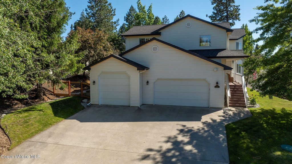 Photo of 2304 GRANDVIEW Dr, Coeur dAlene, ID 83815 (MLS # 25-7946)