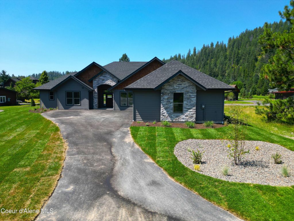 Photo of 86 Marie Victoria Ct, Sandpoint, ID 83864 (MLS # 26-5387)