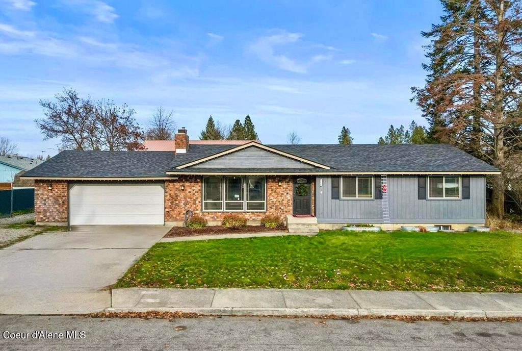 Photo of 1611 PLAZA Dr, Post Falls, ID 83854 (MLS # 25-11294)