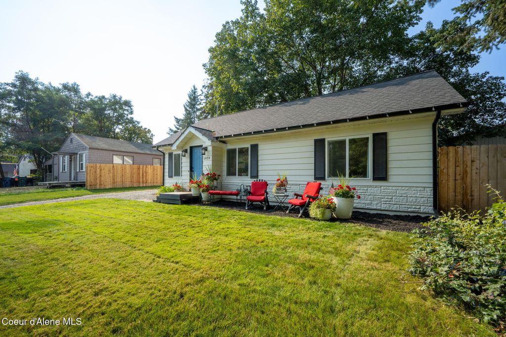 Photo of 1039 16TH St, Coeur dAlene, ID 83814 (MLS # 25-9945)