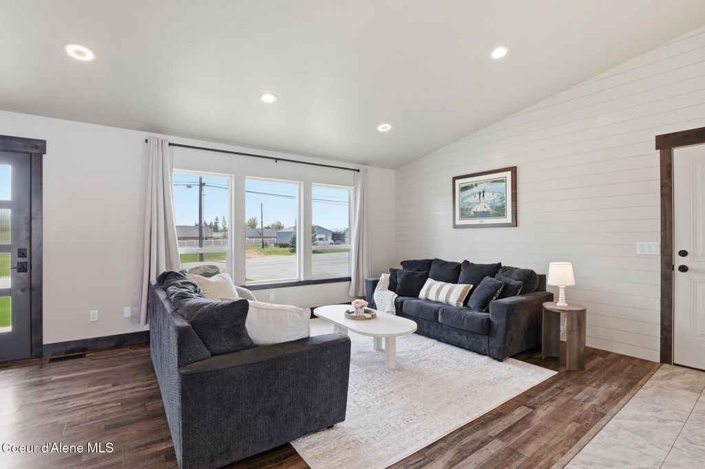 Photo of 1525 Miles AVE, Hayden, ID 83835 (MLS # 26-4523)