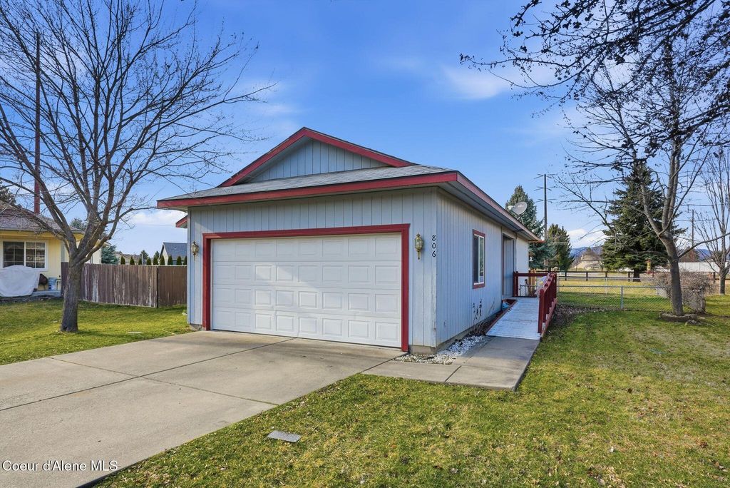 Photo of 806 Yarrow Ct, Post Falls, ID 83854 (MLS # 26-2087)