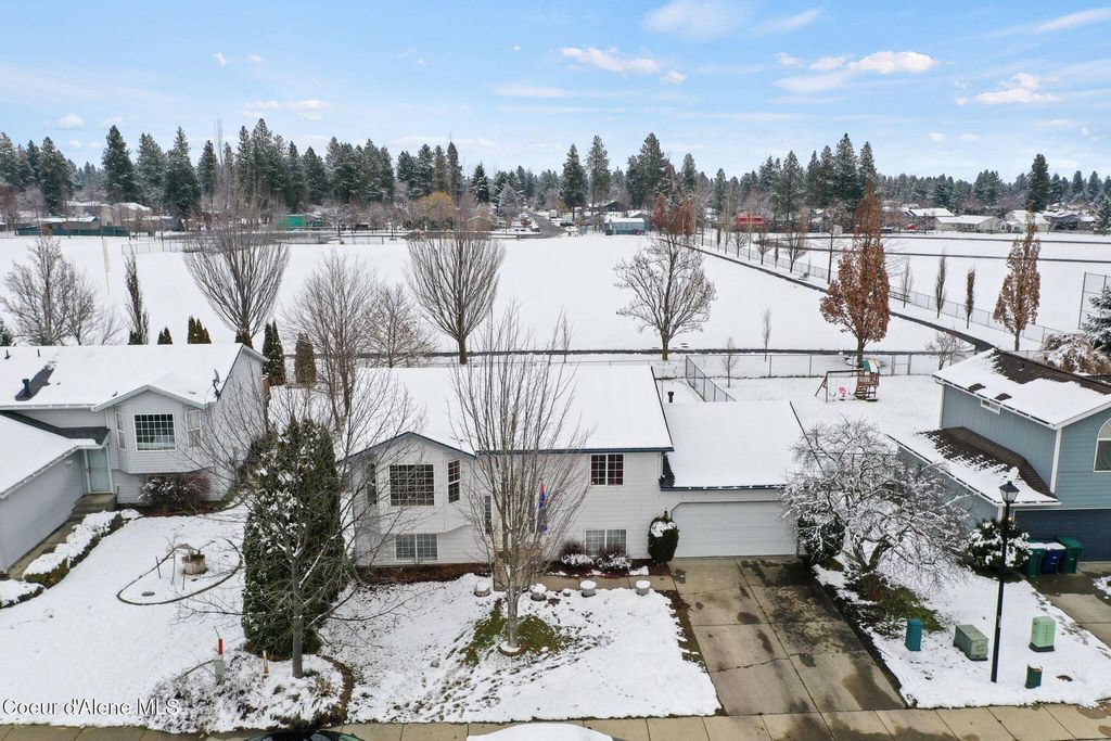 Photo of 2020 STAGECOACH Dr, Post Falls, ID 83854 (MLS # 25-11390)