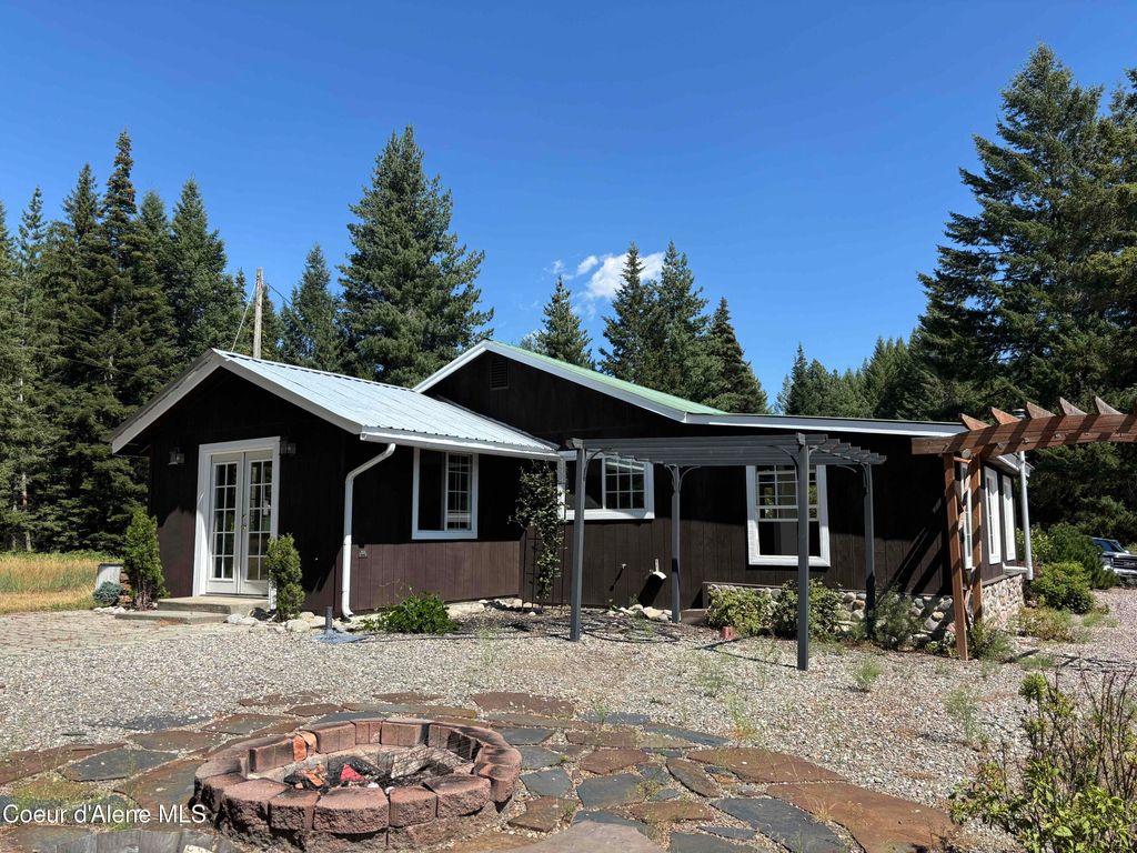 Photo of 118 Walsh Way Way, Sandpoint, ID 83864 (MLS # 25-8620)