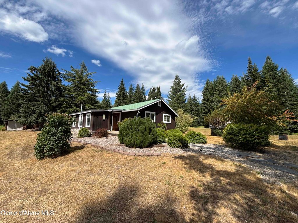 Photo of 118 Walsh Way Way, Sandpoint, ID 83864 (MLS # 25-8620)