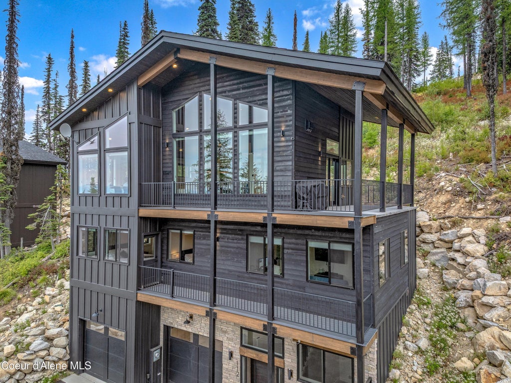 Photo of 112 Lower Wyvern Way, Sandpoint, ID 83864 (MLS # 26-9082)