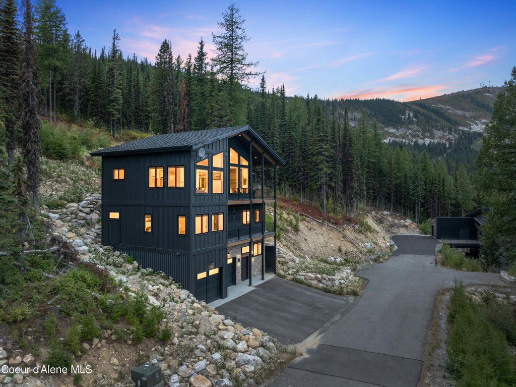 Photo of 112 Lower Wyvern Way, Sandpoint, ID 83864 (MLS # 26-9082)
