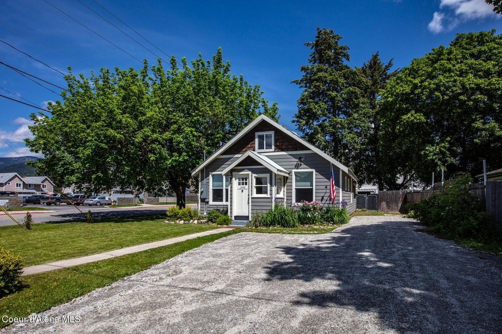 Photo of 1332 Chestnut St, Sandpoint, ID 83864 (MLS # 25-11620)