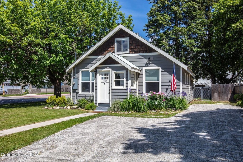 Photo of 1332 Chestnut St, Sandpoint, ID 83864 (MLS # 25-11620)