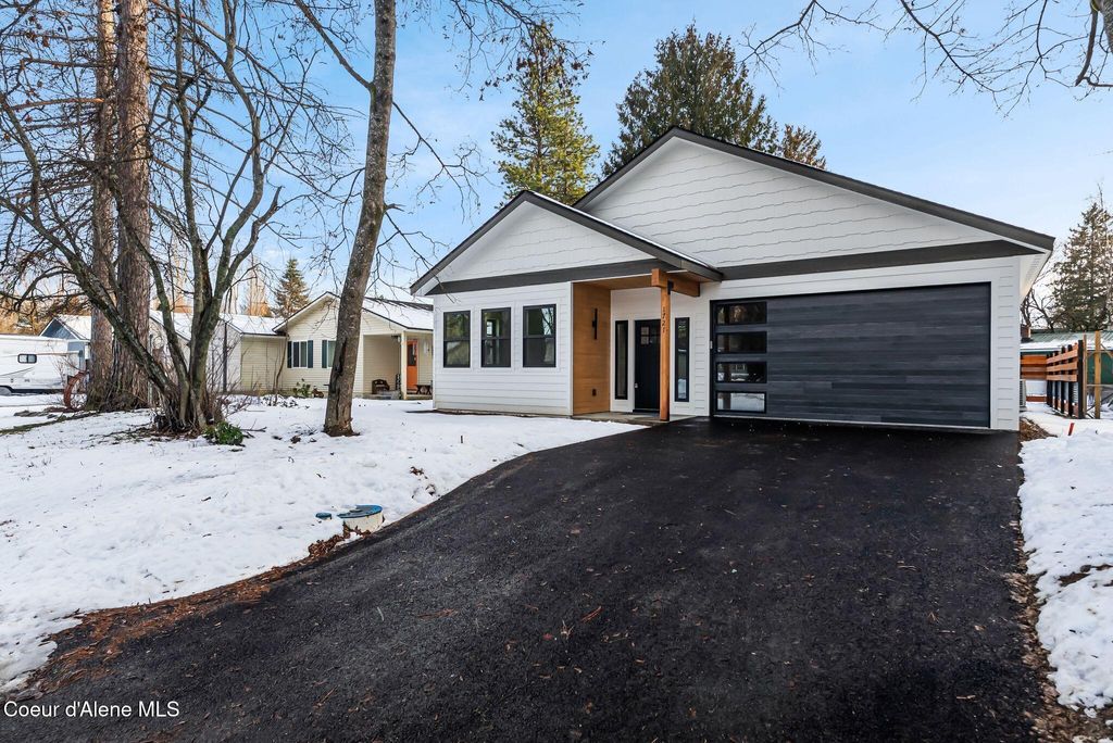 Photo of 1721 Larch St, Sandpoint, ID 83864 (MLS # 26-693)