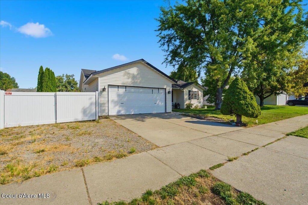 Photo of 1371 HERON Ave, Hayden, ID 83835 (MLS # 26-8840)