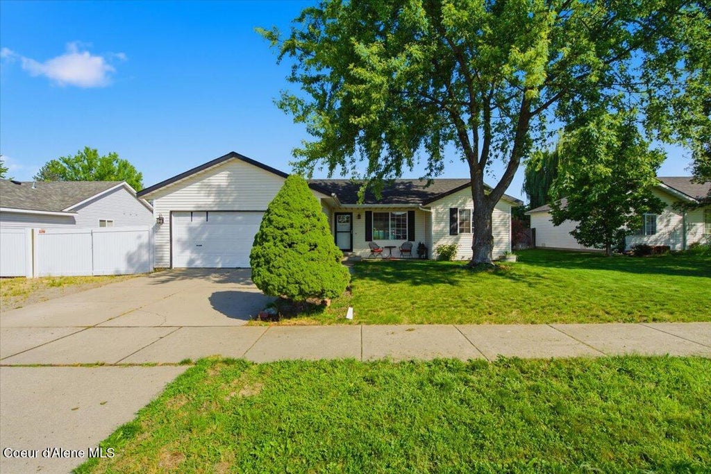 Photo of 1371 HERON Ave, Hayden, ID 83835 (MLS # 26-8840)