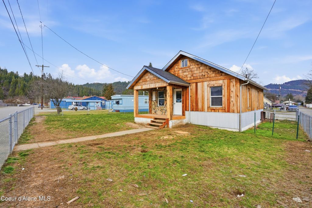 Photo of 502 Wyoming Ave, Pinehurst, ID 83850 (MLS # 26-1274)