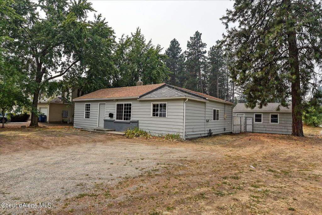 Photo of 1813 Spokane St, Post Falls, ID 83854 (MLS # 25-10389)