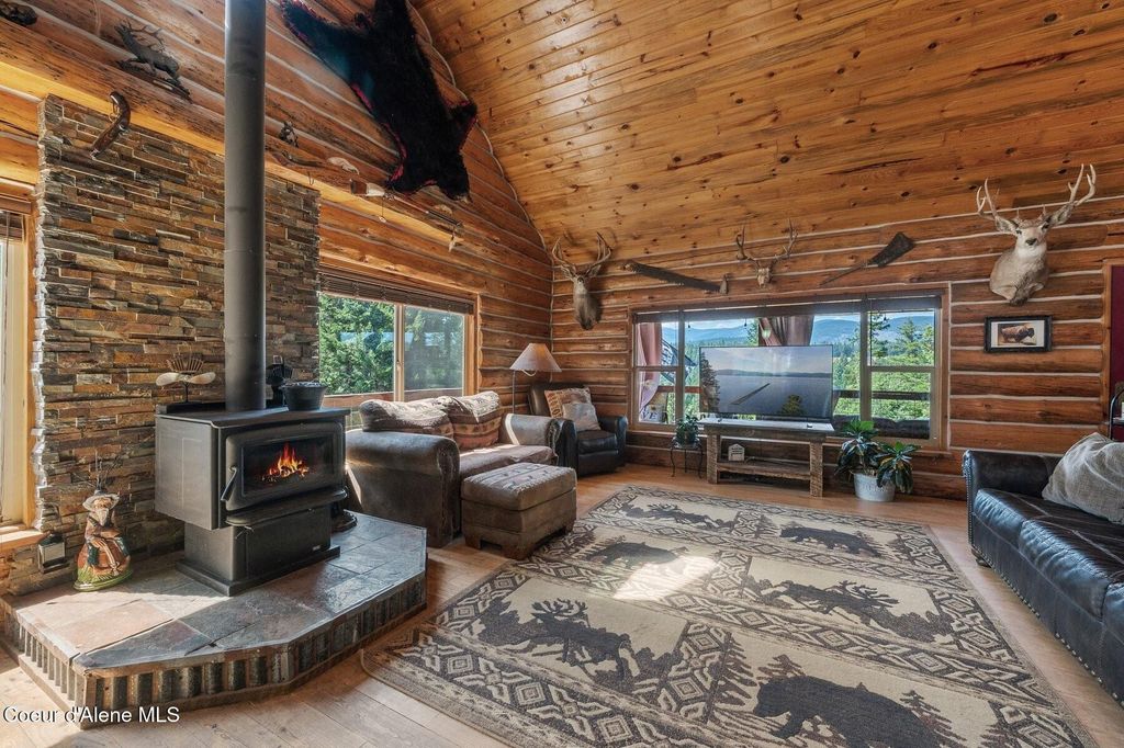 Photo of 124 Brown Creek Rd, Naples, ID 83847 (MLS # 25-8541)