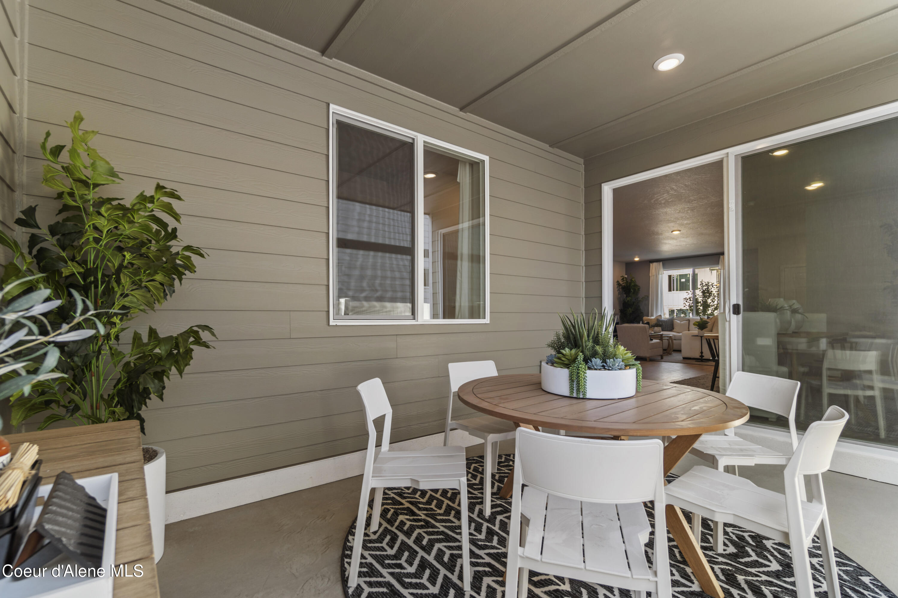 Hayden, Idaho 83835, United States, 4 Bedrooms Bedrooms, ,3 BathroomsBathrooms,Residential,Pending,41926