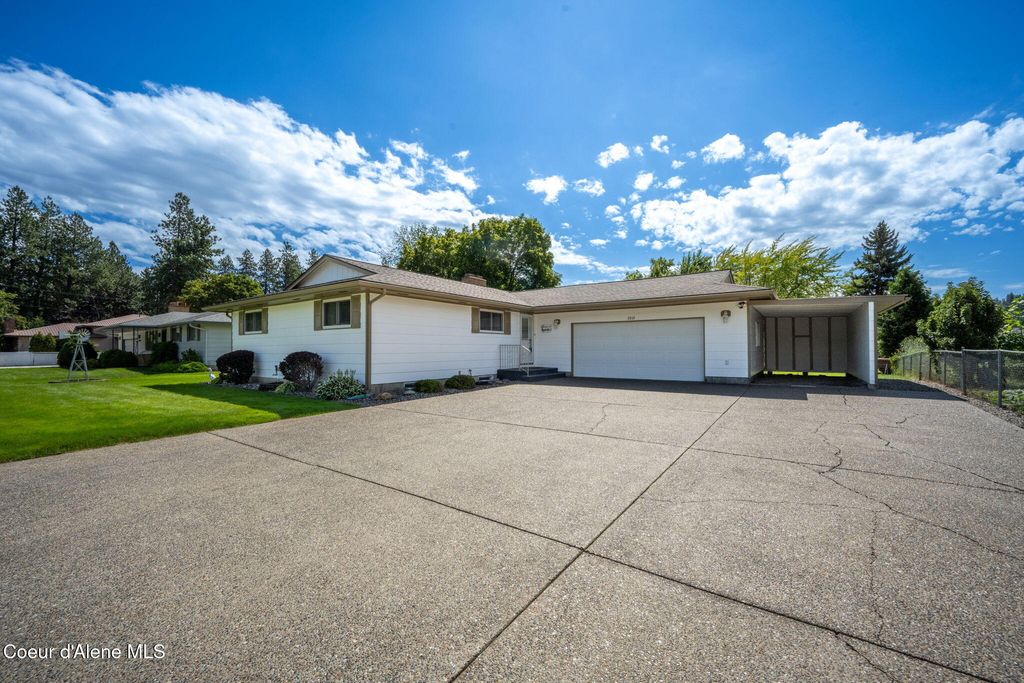 Photo of 2818 FAIRWAY Pl, Coeur dAlene, ID 83815 (MLS # 25-8663)